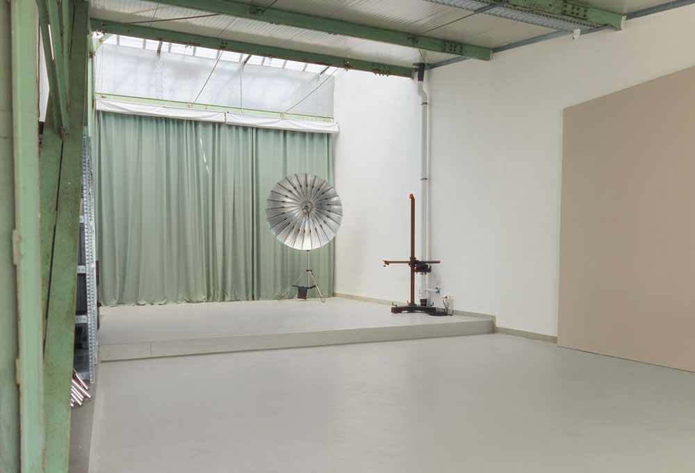 The studio with daylight, green curtain and para umbrella
