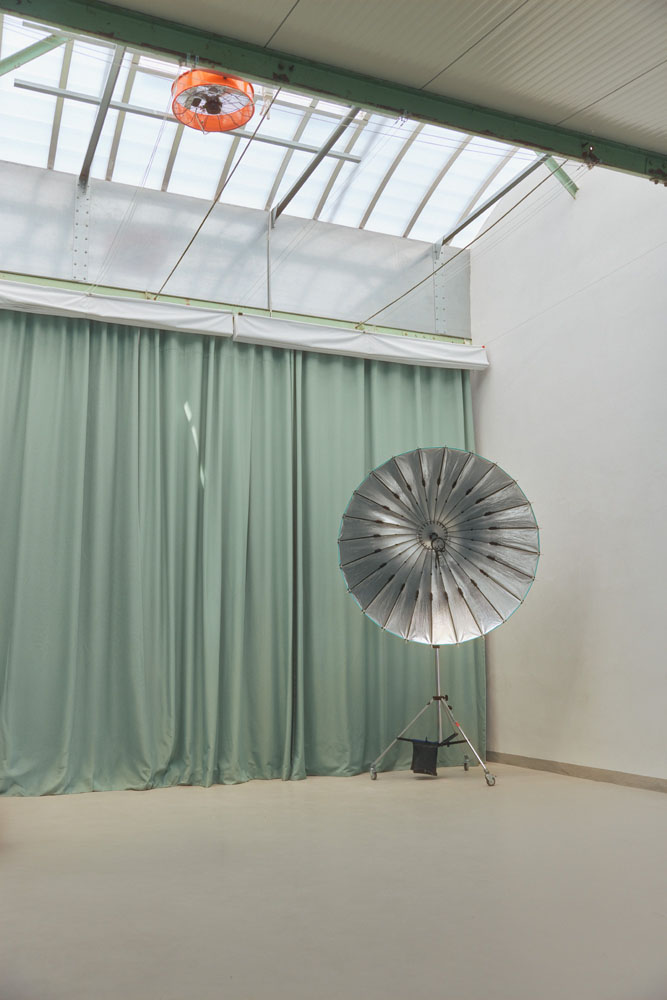 Studio with skylight, green curtain and para umbrella