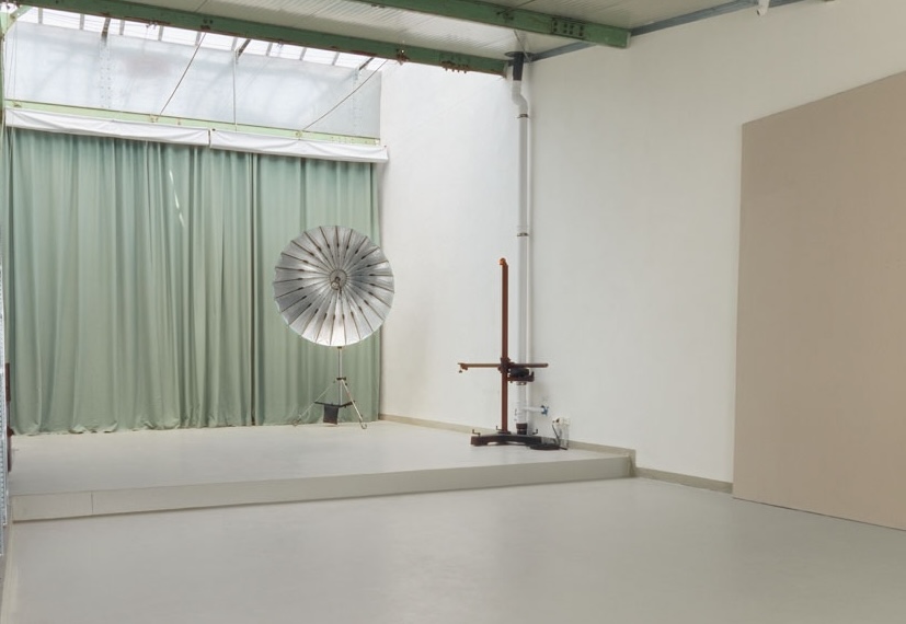 Studio with green curtain, skylight and para umbrella